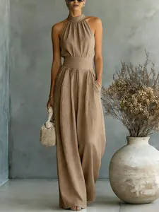 Elegante mono marrón con cuello halter sin mangas y pernera ancha con cintura