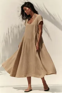 Abito lungo in cotone e lino con scollo a U e silhouette drappeggiata ed elegante.