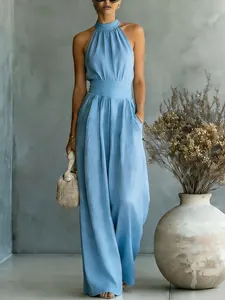 Elegante mono azul claro con cuello halter, pernera ancha y cintura ceñida para mujer