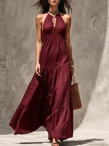 Elegante abito lungo bordeaux con scollo all'americana e gonna a balze per l'estate.