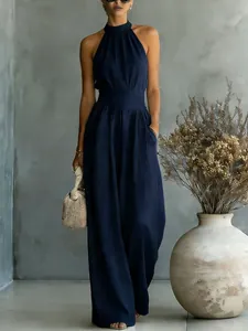 Elegante mono halter azul marino sin mangas con pernera ancha y cintura ajustada.