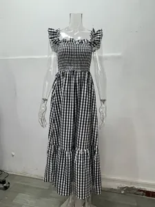 Abito estivo lungo a quadretti bianco e nero con corpetto a punto smock e spalline a balze