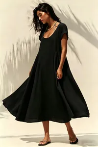 Abito lungo minimalista in cotone e lino nero con profondo scollo a U e taglio a A