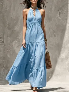 Dettaglio di un abito lungo azzurro a sottoveste con gonna a balze e scollo a V profondo