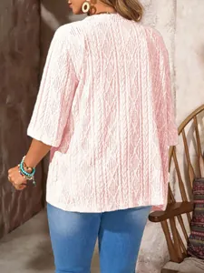 Detail-Rückansicht eines rosa Strick-Cardigans mit strukturiertem Rautenmuster