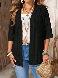 Detail des schwarzen Zopfstrick-Cardigans mit Bohème-Styling