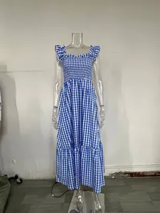 Abito lungo a quadretti bianchi e blu con spalline a balze e corpetto a punto smock