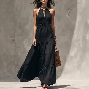 Abito lungo nero all'americana con scollo a V e gonna a balze per vacanze estive.