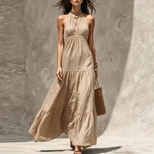 Elegante abito lungo bohemian halter beige con gonna a balze per lo stile estivo