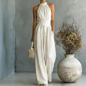 Elegante mono halter sin mangas en color crema con cintura alta y pernera ancha fluida