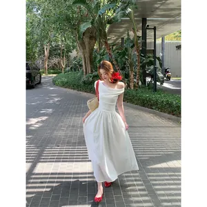 Elegante abito midi bianco con spalle scoperte per le vacanze con vita arricciata e gonna