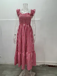Elegante abito midi estivo a quadretti bianchi e rossi con corpetto arricciato e volant
