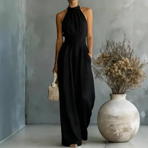 Elegante mono negro sin mangas con cuello halter, pernera ancha y cintura entallada