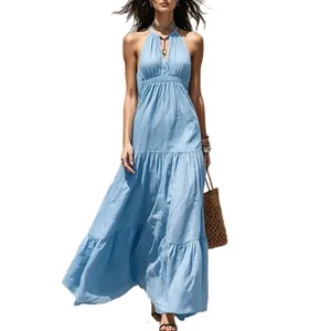 Abito lungo azzurro a trapezio con scollo a V e balze per lo stile vacanza