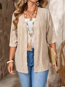 Detailansicht eines beigen Damen-Strick-Cardigans mit böhmischen Accessoires