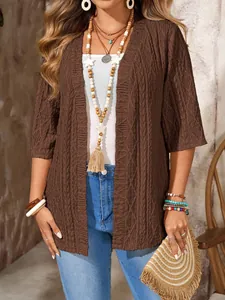Detailansicht des braunen gehäkelten Boho-Cardigans mit feinem Rautenmuster Textur