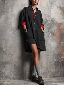 Schickes schwarzes Midi-Hemdkleid mit roten Kontrastmanschetten und klassischem Revers.