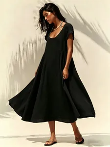 Abito lungo nero in cotone e lino con scollo a U e silhouette ampia a trapezio