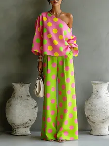 Completo due pezzi con top con spalle scoperte e pantaloni a pois colorati vivaci
