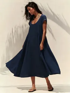 Elegante abito lungo in cotone e lino blu navy con scollo a U e silhouette a trapezio