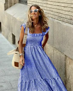 Elegante abito midi a quadretti bianchi e blu con bustino arricciato e spalline