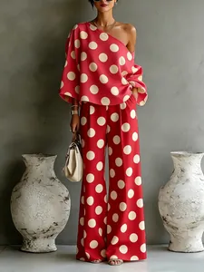Completo due pezzi estivo rosso a pois a spalle scoperte con eleganti pantaloni larghi