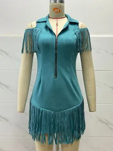Vue détaillée d'une robe en daim sarcelle de style western avec franges et fermeture