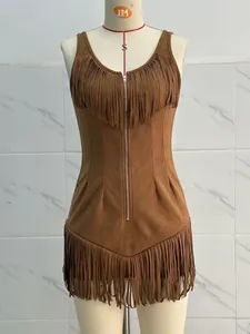 Détail de la robe en daim marron à franges avec fermeture éclair sur mannequin