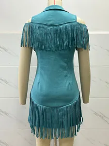 Vue arrière d'une robe en daim Y2K bleu sarcelle avec de longues franges style western