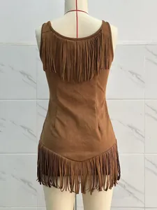 Vue arrière détaillée d'une mini-robe en daim marron avec des accents de franges western