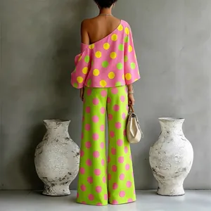 Completo estivo da donna a due pezzi con pantaloni a pois colorati e monospalla