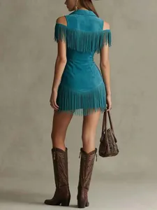 Vue arrière d'une robe en daim bleu sarcelle à franges avec bottes de cowboy western