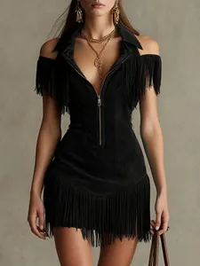 Gros plan sur une mini robe noire en daim à franges et épaules dénudées avec zip frontal