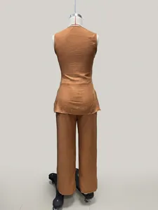 Vista trasera de un elegante conjunto de lino de dos piezas naranja con top y pantalón