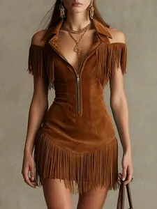 Gros plan d'une robe en daim marron de style western avec franges et épaules dénudées