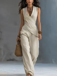 Detalle de conjunto de dos piezas de lino beige con top cruzado con cuello en V y pantalón