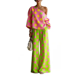 Elegante set di due pezzi con pantaloni a pois colorati e spalla scoperta per donna