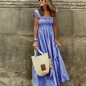 Elegante abito lungo a quadretti blu e bianchi con bustino a punto smock e volant