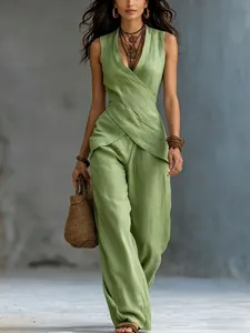 Detalle del conjunto de top cruzado con cuello en V y pantalón ancho de lino verde salvia