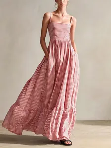 Elegante abito lungo a righe rosse e bianche con spalline sottili e comode tasche.