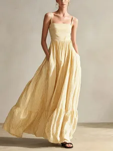 Elegante abito lungo a righe gialle senza maniche con spalline sottili e gonna ampia