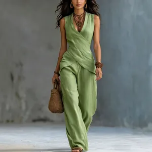 Elegante conjunto de dos piezas de lino verde con top cruzado sin mangas y pantalón ancho