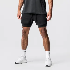 Unterkörperansicht der schwarzen doppellagigen Sportshorts für Herren für Fitness und Lauf