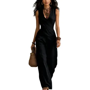 Elegante conjunto de top cruzado con cuello en V y pantalones de pierna ancha en color negro