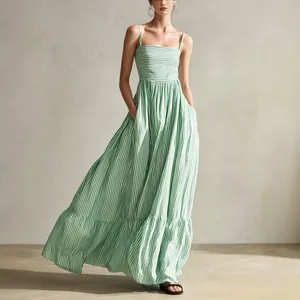 Elegante abito lungo a righe verdi senza maniche con spalline sottili per donna chic