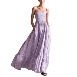Elegante abito lungo a righe viola e bianche con spalline sottili per un look casual.