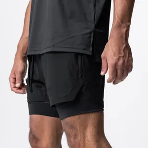 Nahaufnahme des doppellagigen Designs der schnelltrocknenden Herren-Sportshorts