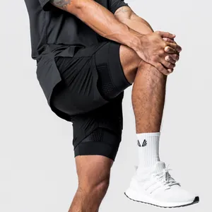 Nahaufnahme der schwarzen doppellagigen Laufshorts für Herren mit atmungsaktivem Mesh