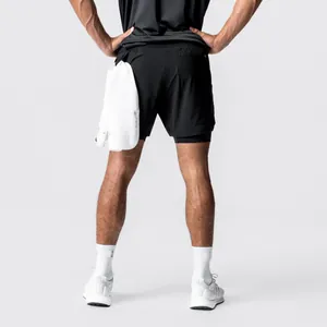 Rückansicht der schnelltrocknenden zweilagigen Herren-Sportshorts mit praktischer Handtuchschlaufe.