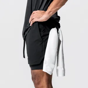 Detailansicht der schwarzen Herren-Sportshorts mit Handtuchschlaufe fürs Training.
